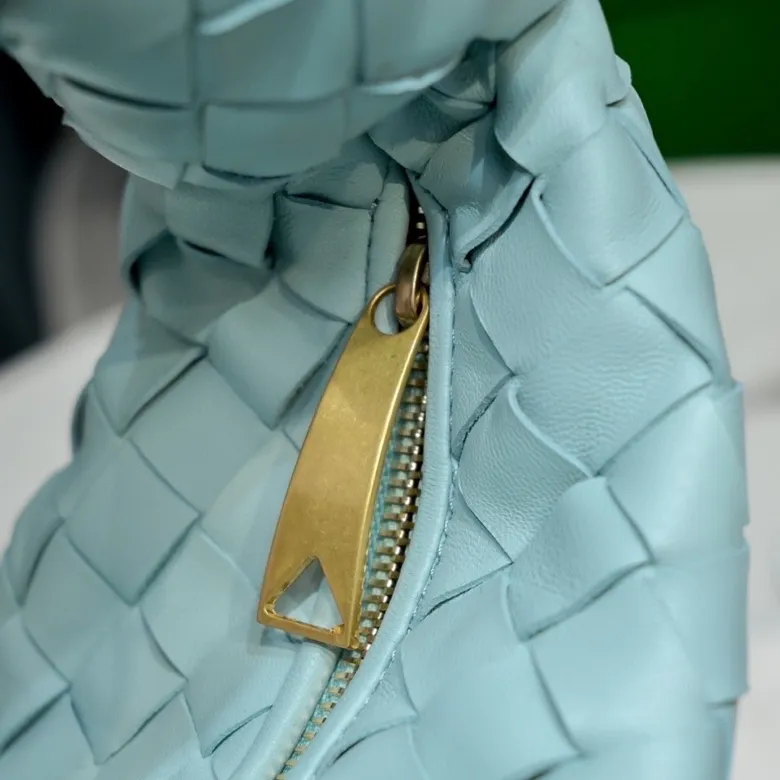 Batch 1120BV Bottega Veneta's new early spring women's MINI JODIE handbag BV bag 🔥The new method is based on the original rounded corners, knotted with classic woven leather round hobo bag, The most iconic triangular pull-out design, using sheepskin draped soft shape, is super suitable for concave shapes~ Jodie feels really gentle to people, and is definitely the best item for daily matching. It has the same weave, new elements and twists, is compact and versatile, and is the new favorite of street style Internet celebrities! Dimensions: 23x28x8 Model: 6699-1